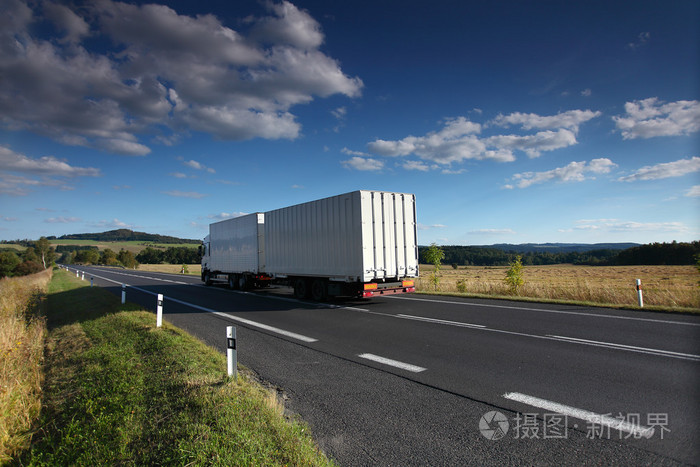 公路上的经济动脉 中国道路货物运输的现状与变革