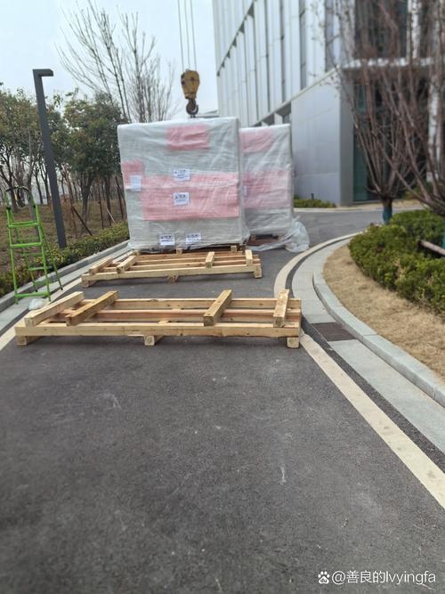 本公司是一家汇集移位,起重,吊装,安装,设备搬运,工厂搬迁,货物运输为