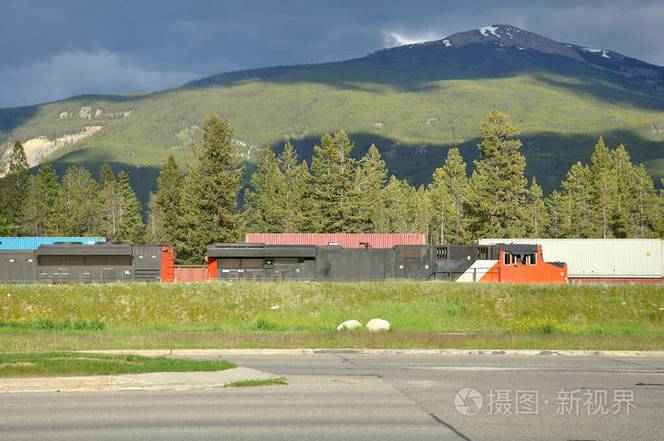 red truck and trailer传送 进口 美国 工厂 物流 芝加哥 货物 转移